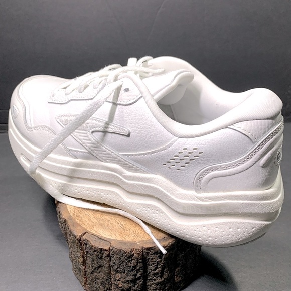 Brooks Ghost Max 2 Women’s White Leather Sneakers Shoe Size- 9 ( D- Wide ) - Picture 1 of 12